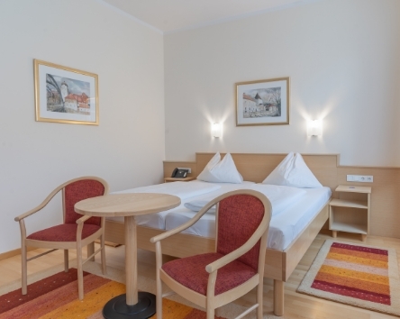 Ein Hotelzimmer mit Doppelbett im Hotel Kindler 2.0