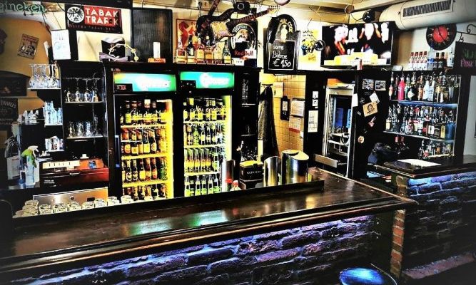 Die Bar eines Bierlokals in Leoben